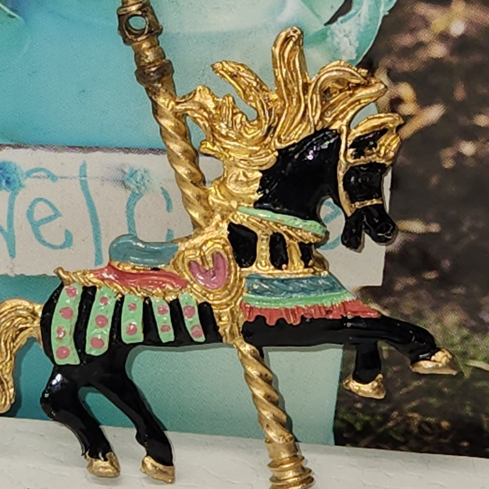 #2431, SIGNED, SN 890, VINTAGE CAROUSEL HORSE BROOCH ENAMEL. 